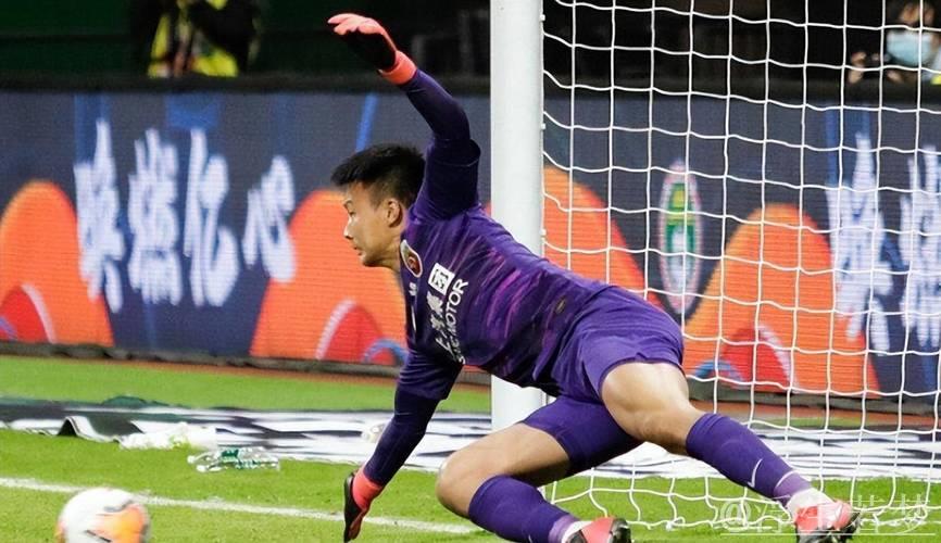 封神门将怒斥记者愚蠢！球迷力挺：可以质疑贪财，但实力不容否认