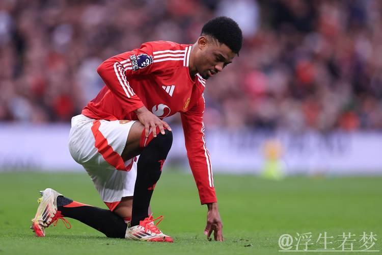 曼联球员再现危险动作：双脚踩踏+假装受伤欺骗裁判，本赛季第2次